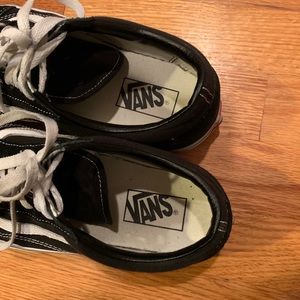 Vans sneaker size 7.5 in men/9 in women.